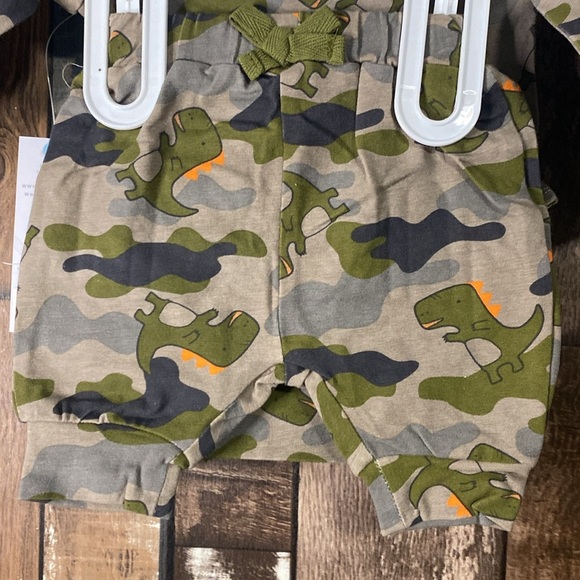 Robeez Dino 🦖 camo two piece set pattered onsie - Picture 9 of 16